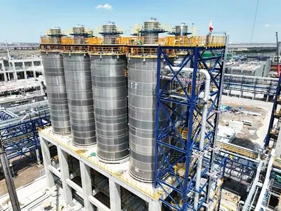 مشروع UHMWPE بسعة 100000 طن/سنة – نظام صوامع متكامل وخلاط تجانسي