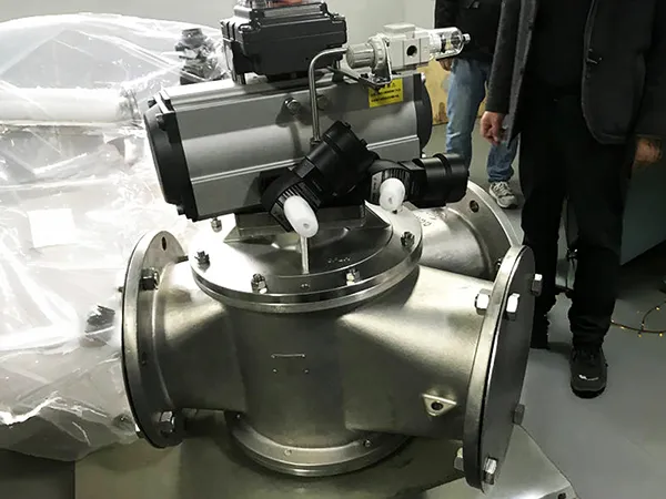 صمام تحويل لتنظيم تدفق المواد الصلبة السائبة